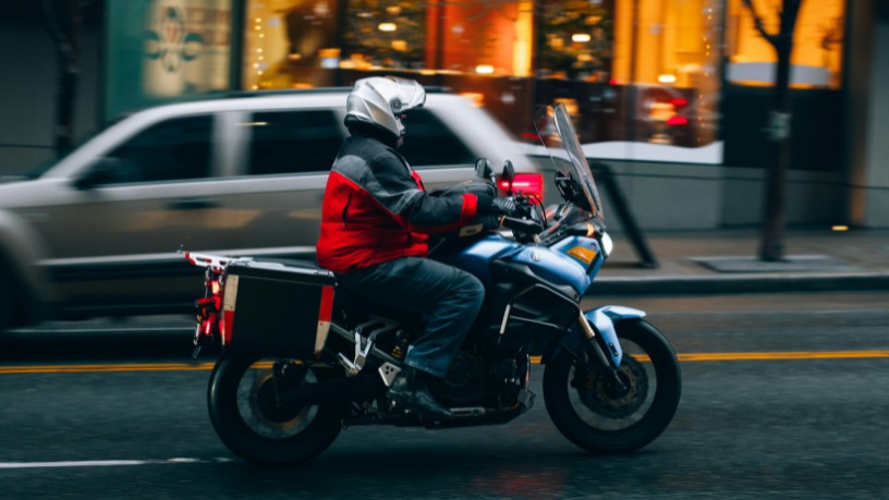 Descubra com Teciomar Ábila os equipamentos indispensáveis que todo motociclista deve ter para segurança e estilo.