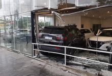 Carro invade concessionária na Zona Leste de São Paulo e expõe falhas na segurança no trânsito urbano