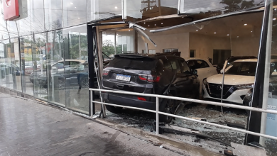 Carro invade concessionária na Zona Leste de São Paulo e expõe falhas na segurança no trânsito urbano