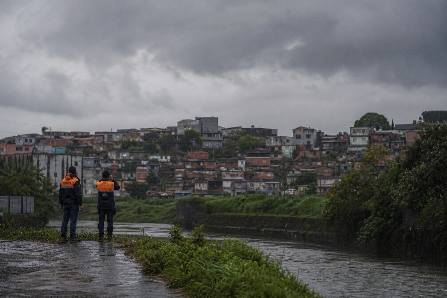 Área urbana do Grande ABC próxima a curso d’água durante ação de monitoramento da Defesa Civil